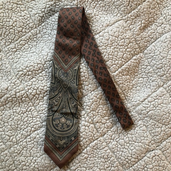 Bloomingdale’s Silk Paisley Tie - Picture 3 of 5